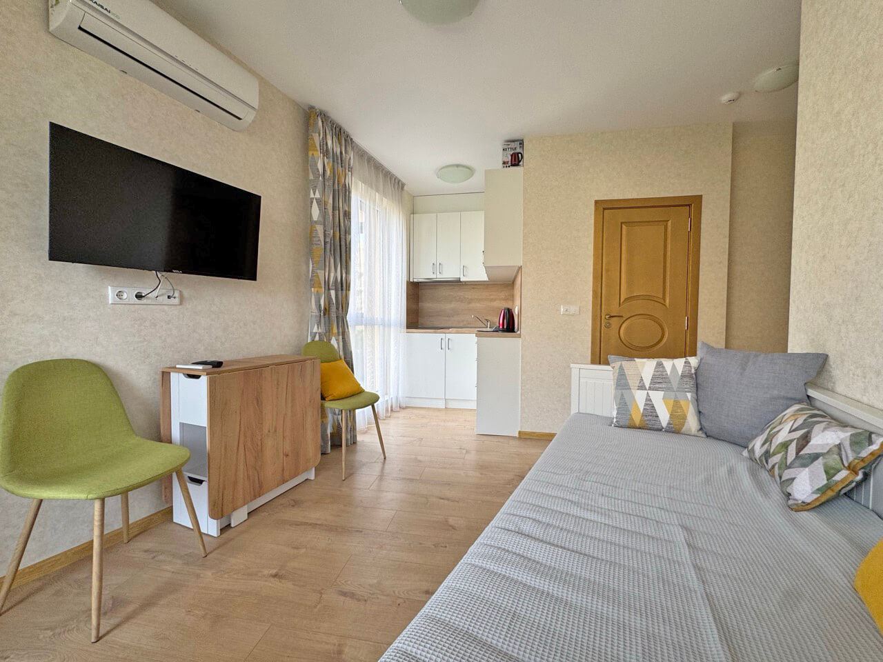 Světlé studio v luxusním komplexu – skvělý komfort u bazénu