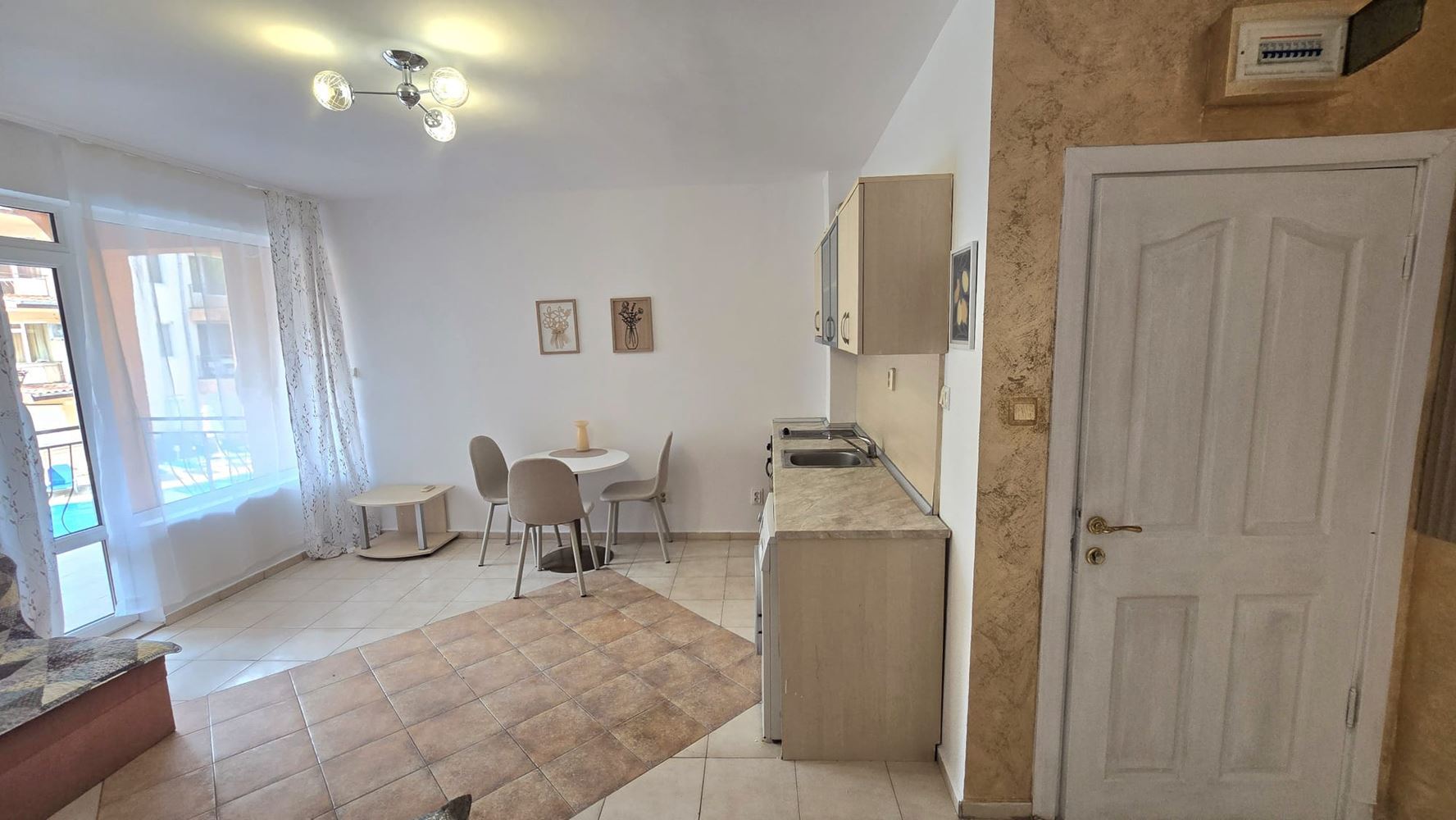 Apartmán se dvěma ložnicemi, jižní orientací a výhledem na bazén v Slunečném pobřeží