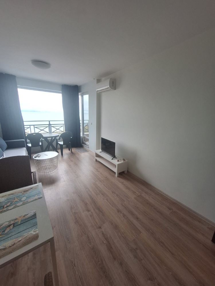 Byt 2+1 v první linii u moře s panoramatickým výhledem a prostornou terasou
