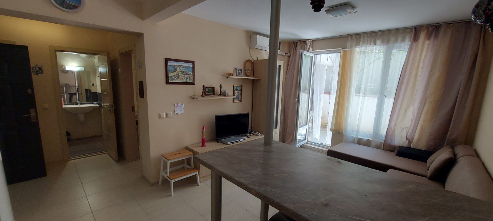 Útulný apartmán u moře s prostornou terasou a nízkým poplatkem za údržbu mezi Slunečným pobřežím a Sveti Vlas