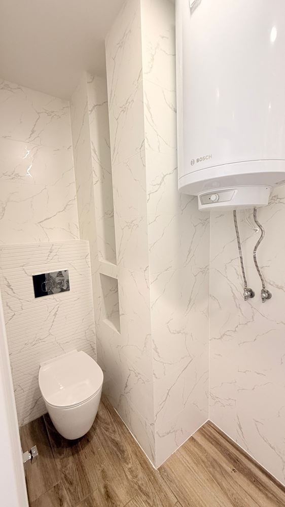 Luxusní apartmán se třemi ložnicemi na první linii v Ravdě – prostor, prestiž a úchvatné mořské panorama