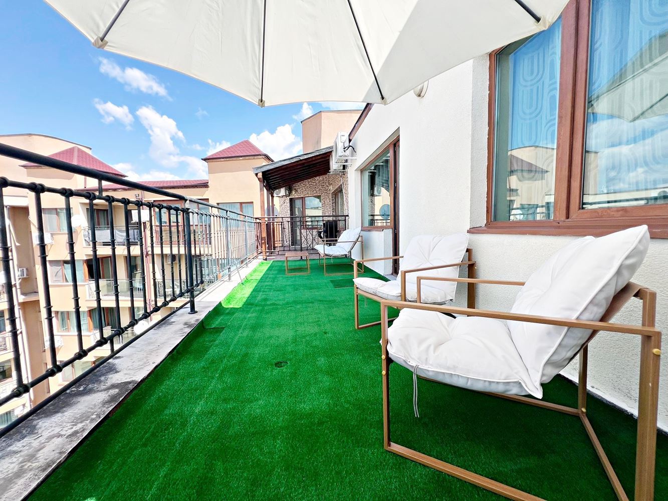 Stylový byt s jednou ložnicí s nízkým poplatkem za údržbu ve výborném komplexu na Slunečném pobřeží – připraven k nastěhování nebo investici