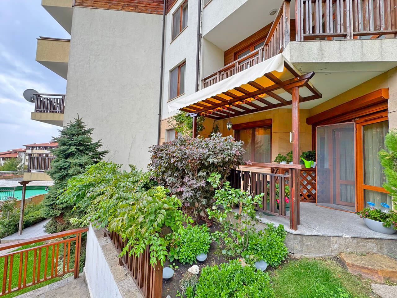 Elegantní apartmán s jednou ložnicí na první linii u moře ve Sveti Vlas s přímým vstupem do zahrady a k bazénu