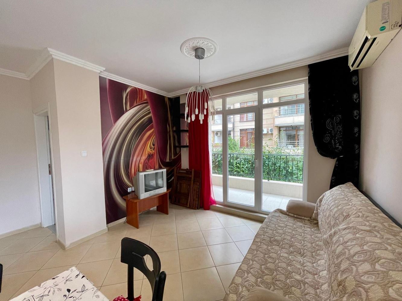 Útulný apartmán s jednou ložnicí a výhledem na bazén v klidném komplexu ve Slunečném pobřeží