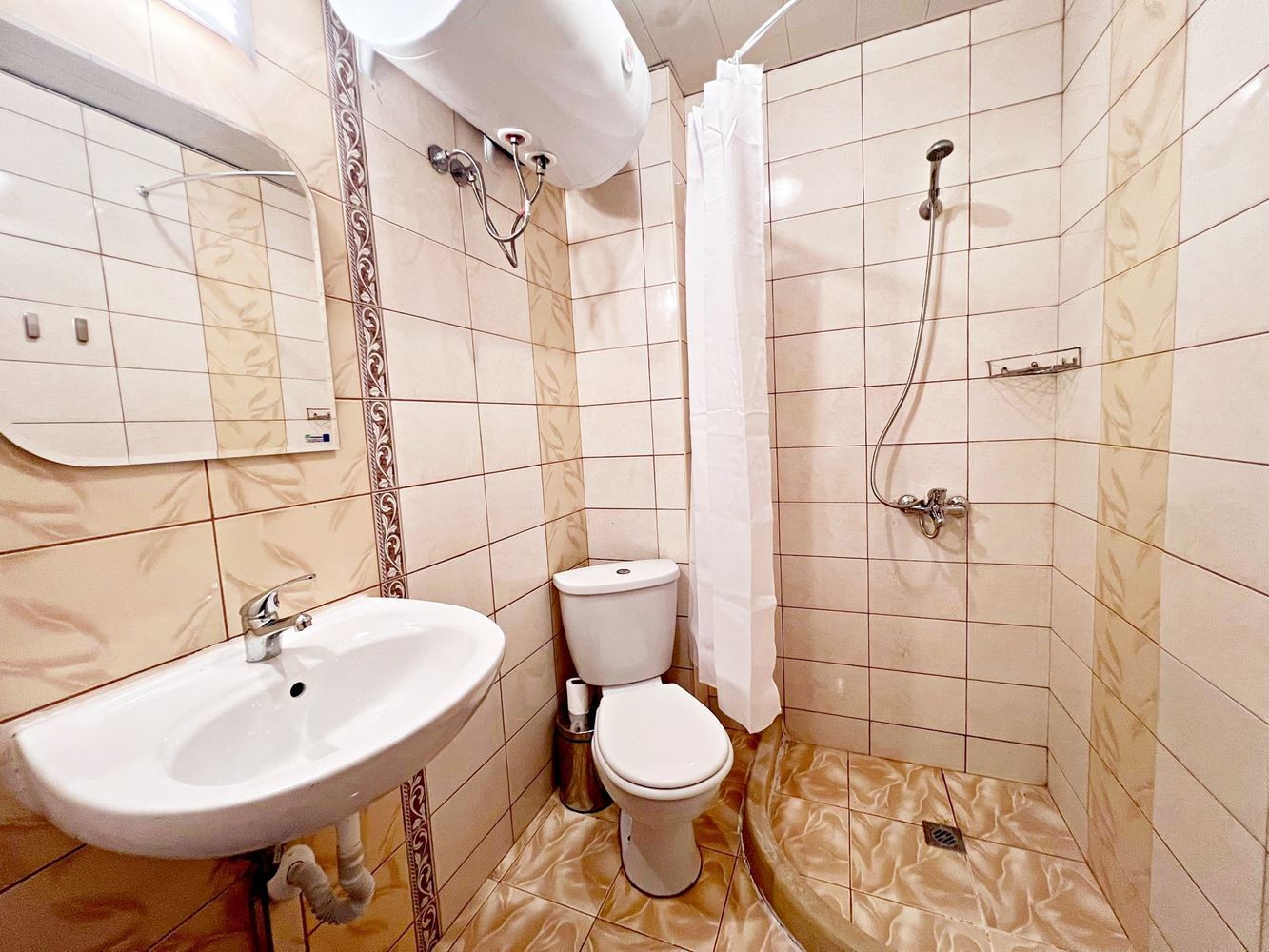 Stylový byt s jednou ložnicí s nízkým poplatkem za údržbu ve výborném komplexu na Slunečném pobřeží – připraven k nastěhování nebo investici