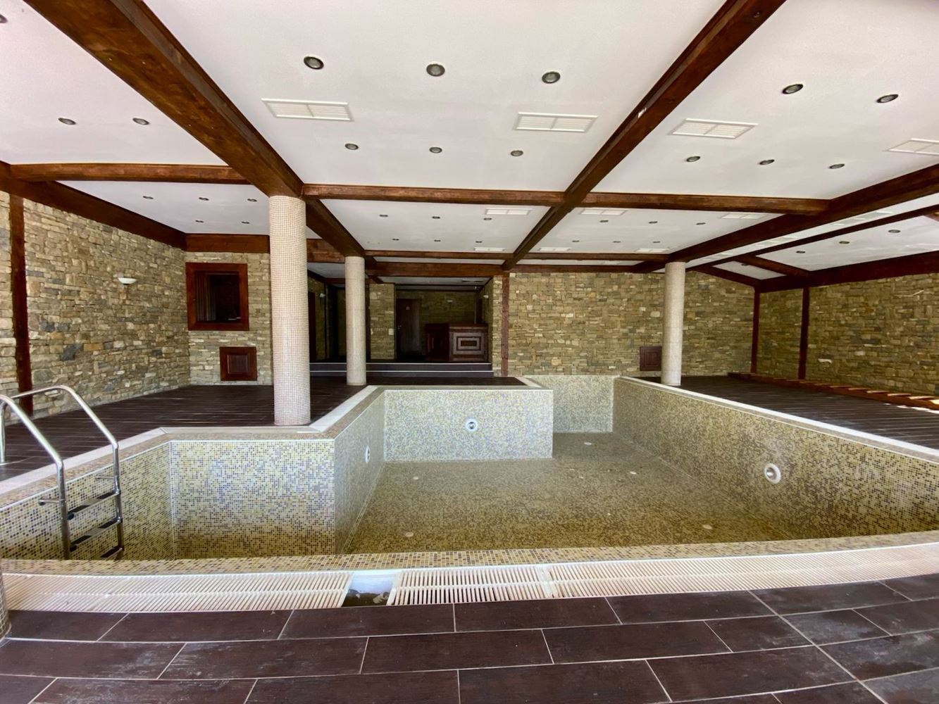 Prostorné plně zařízené studio s výhledem na bazén ve Slunečném pobřeží – komfort, klid a skvělá investice