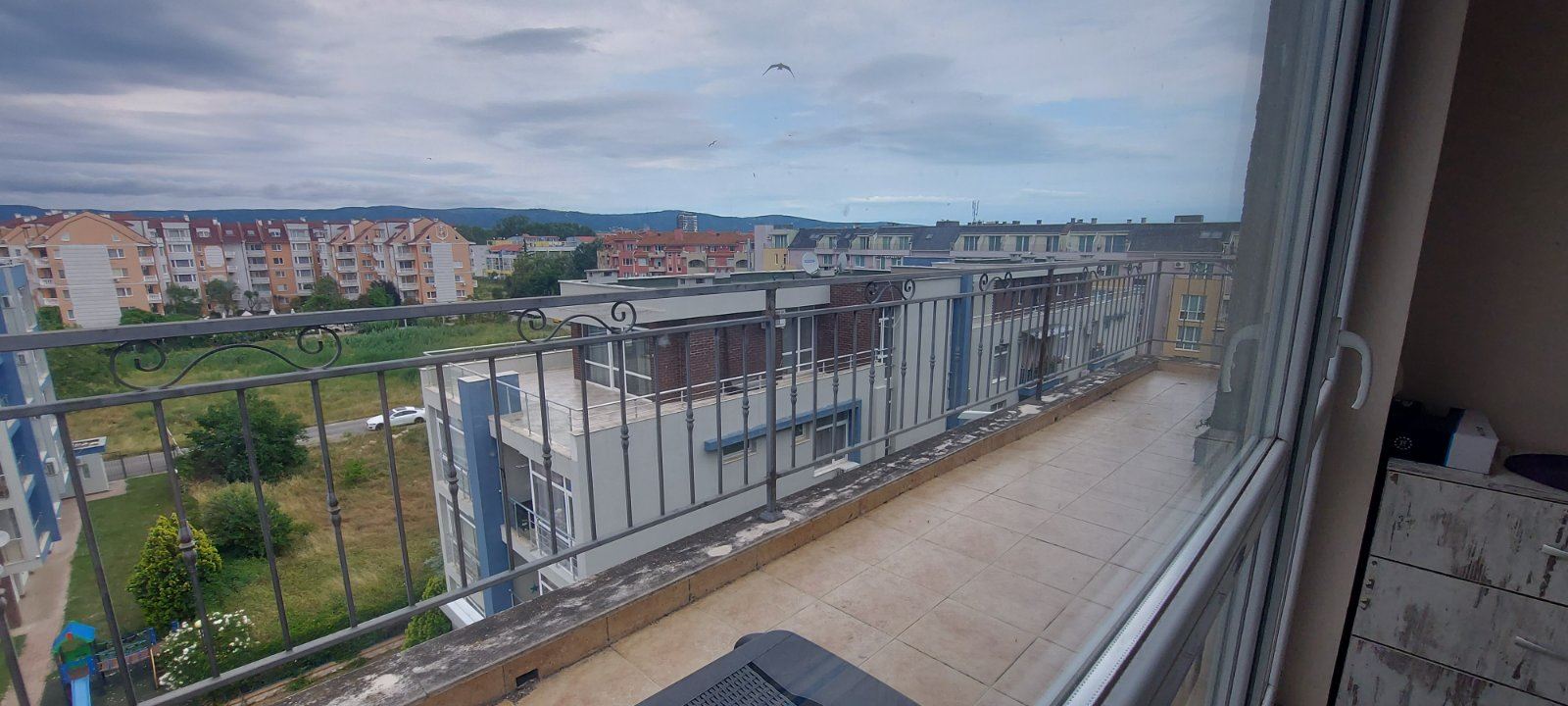 Prostorný apartmán s jednou ložnicí na Slunečném pobřeží – komfort, zeleň a skvělé zázemí v moderním komplexu