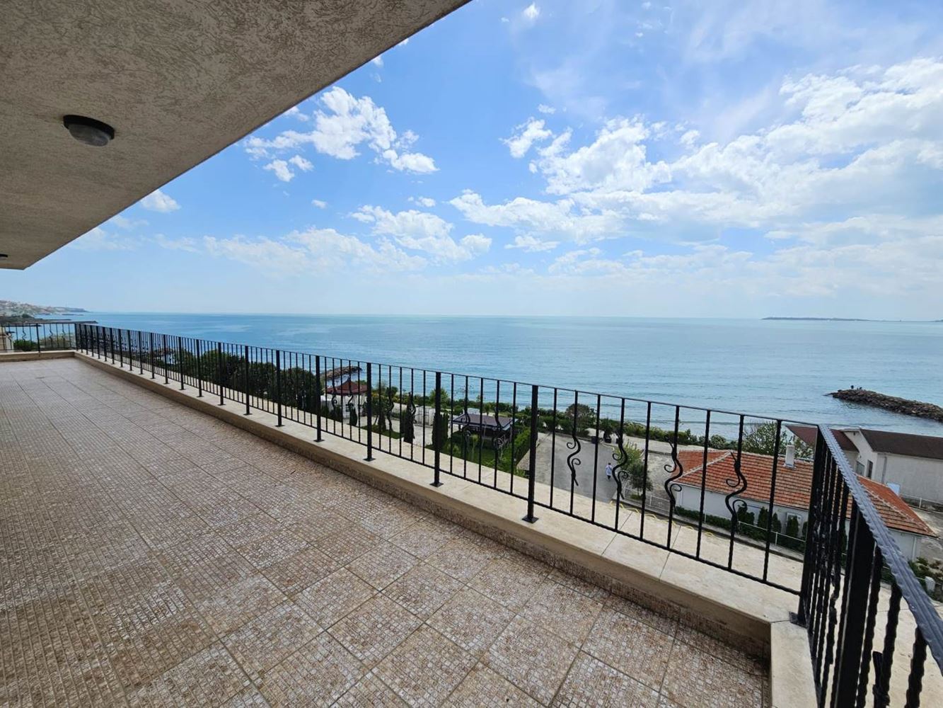 Sveti Vlas – apartmán se třemi ložnicemi s přímým panoramatickým výhledem na moře v komplexu na první linii