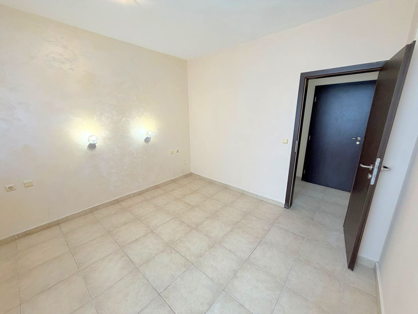 Apartmán se dvěma ložnicemi v Slunečném pobřeží bez poplatku za údržbu – výborná lokalita, atraktivní investice