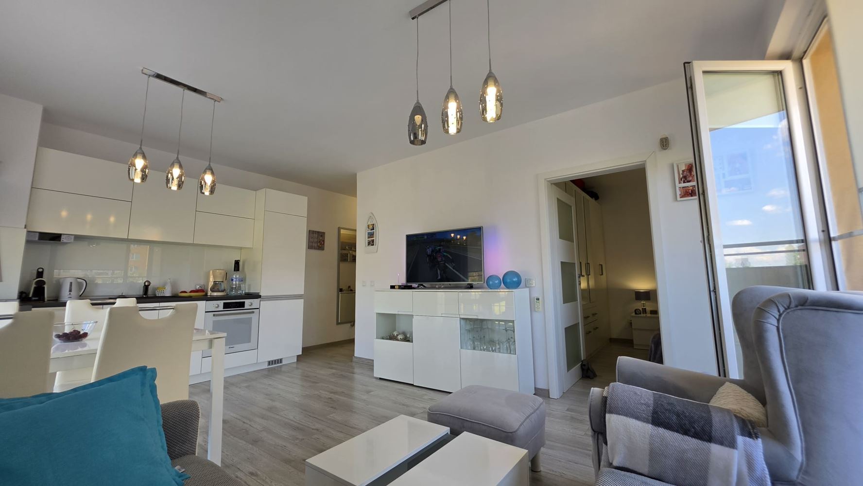 Světlý apartmán s jednou ložnicí v moderním komplexu na Slunečním pobřeží – komfort, klid a výborná poloha pouhých 500 metrů od pláže