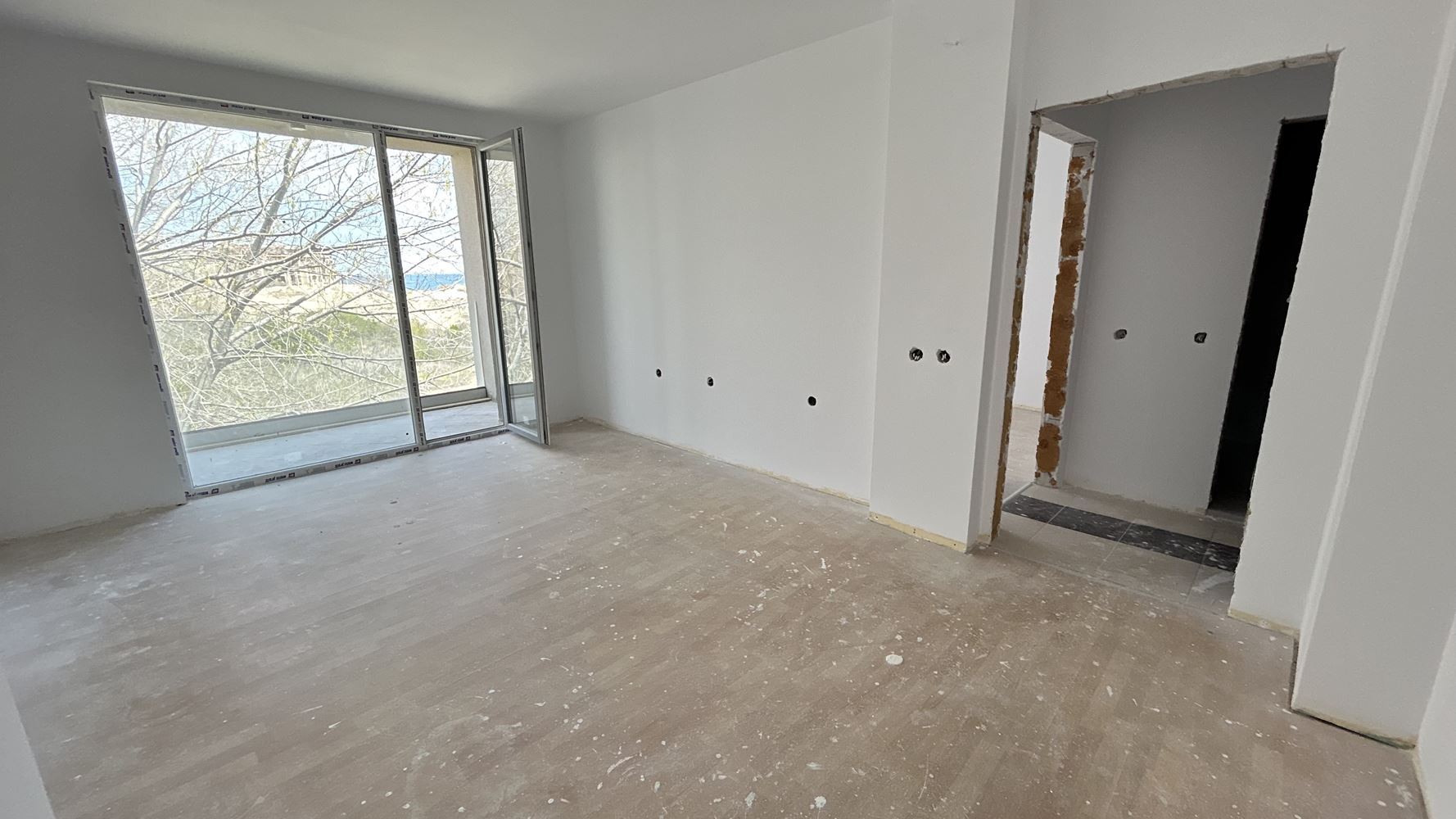 Luxusní byt se dvěma ložnicemi v první linii u moře na Slunečném pobřeží – panoramatický výhled na moře a prestižní lokalita