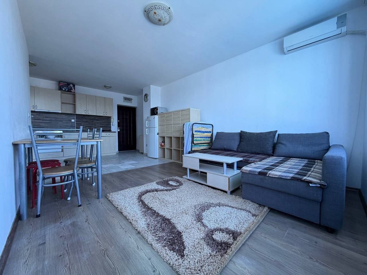 Apartmán s jednou ložnicí v první linii u moře v Pomorie – panoramatický výhled na moře a bazén