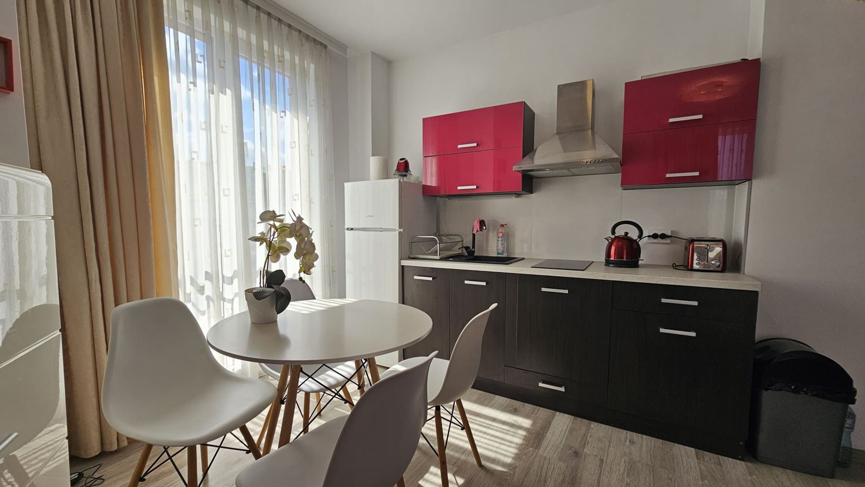 Výborný apartmán s jednou ložnicí s nízkým poplatkem za údržbu na Slunečném pobřeží – připraven k nastěhování
