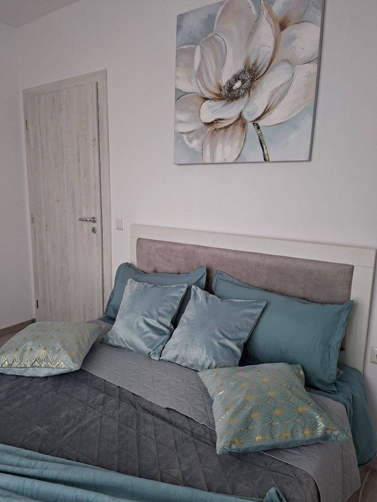 Stylový dvoupokojový apartmán s nízkým poplatkem za údržbu ve Slunečném pobřeží – komfort, bezpečí a skvělá investice u moře