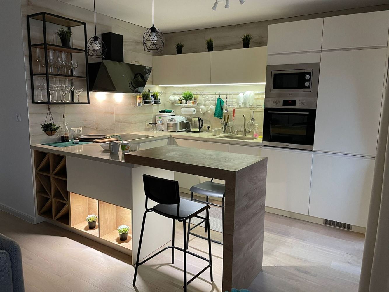Prostorný pětipokojový apartmán s výhledem na moře v Pomorie – komfort, styl a funkčnost pro velkou rodinu