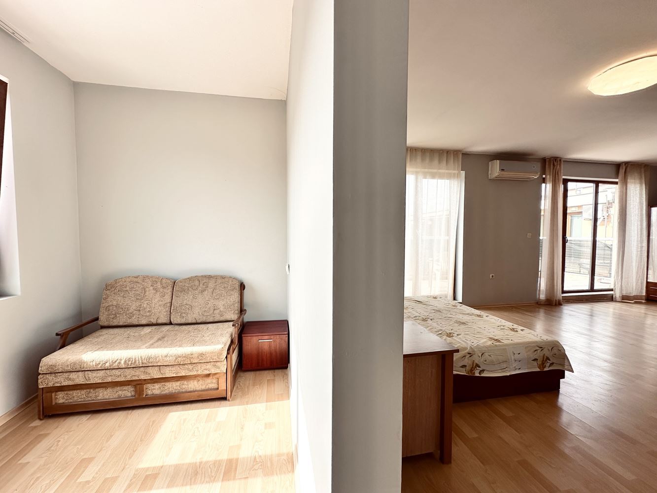  Prostorné studio s působivou panoramatickou terasou na Slunečním pobřeží