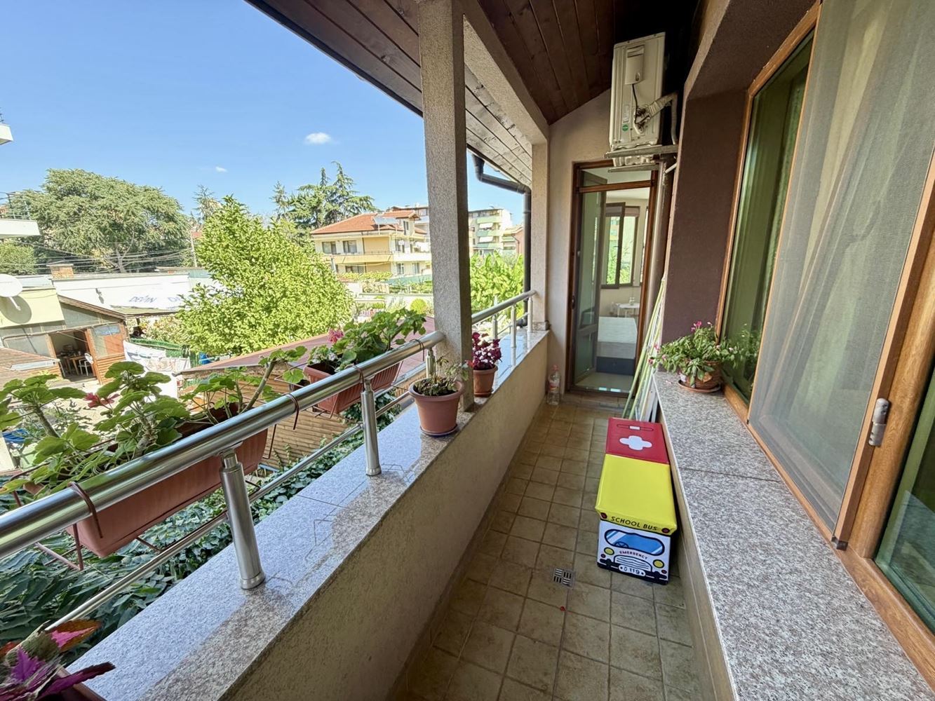 Sarafovo – prostorný apartmán s jednou ložnicí, Aktem 16, minimálním poplatkem za údržbu a kompletním vybavením
