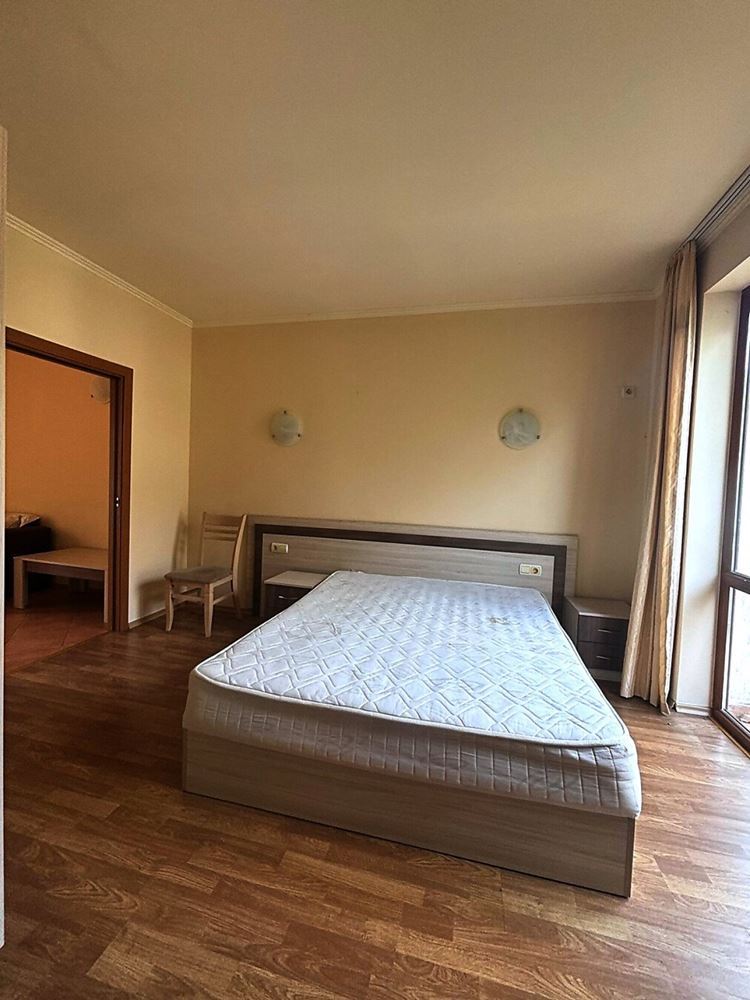 Světlý apartmán s jednou ložnicí, velkou terasou a výhledem do zeleně v Elenite
