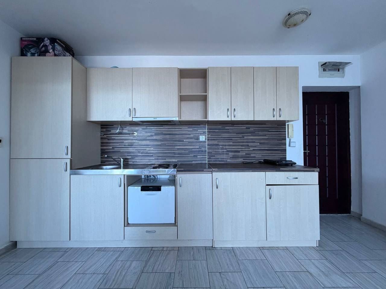 Apartmán s jednou ložnicí v první linii u moře v Pomorie – panoramatický výhled na moře a bazén