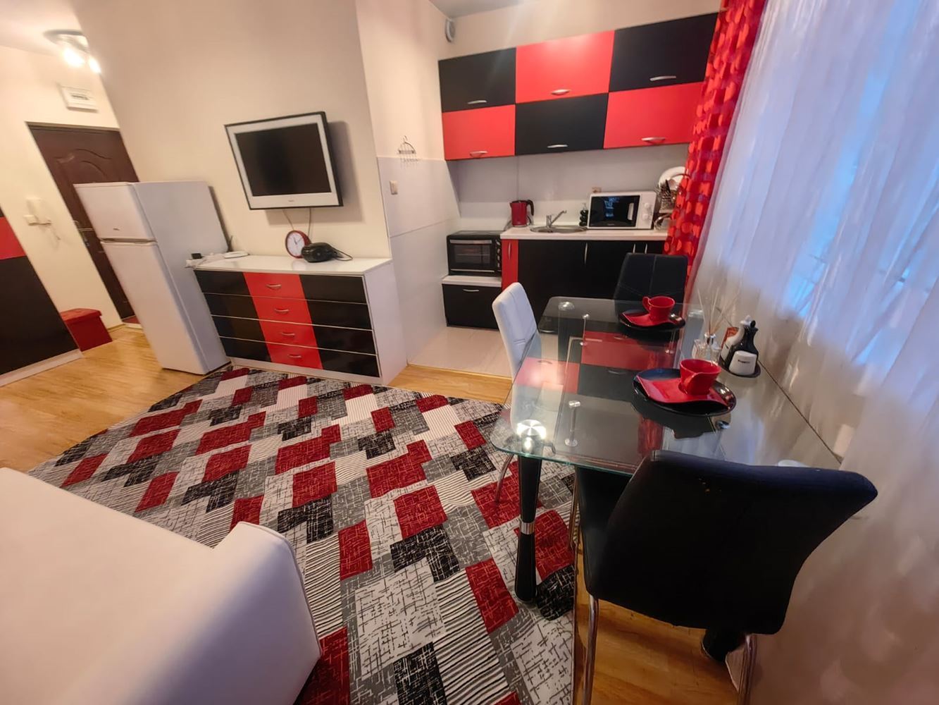 Luxusní nabídka v Ravdě – studio se skvělou polohou a komfortem v uzavřeném komplexu s bazénem