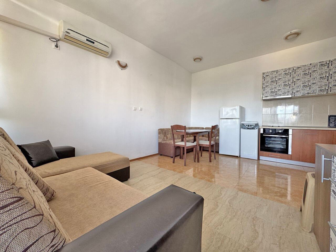 Útulný jednopokojový apartmán s výhledem na bazén na Slunečném pobřeží