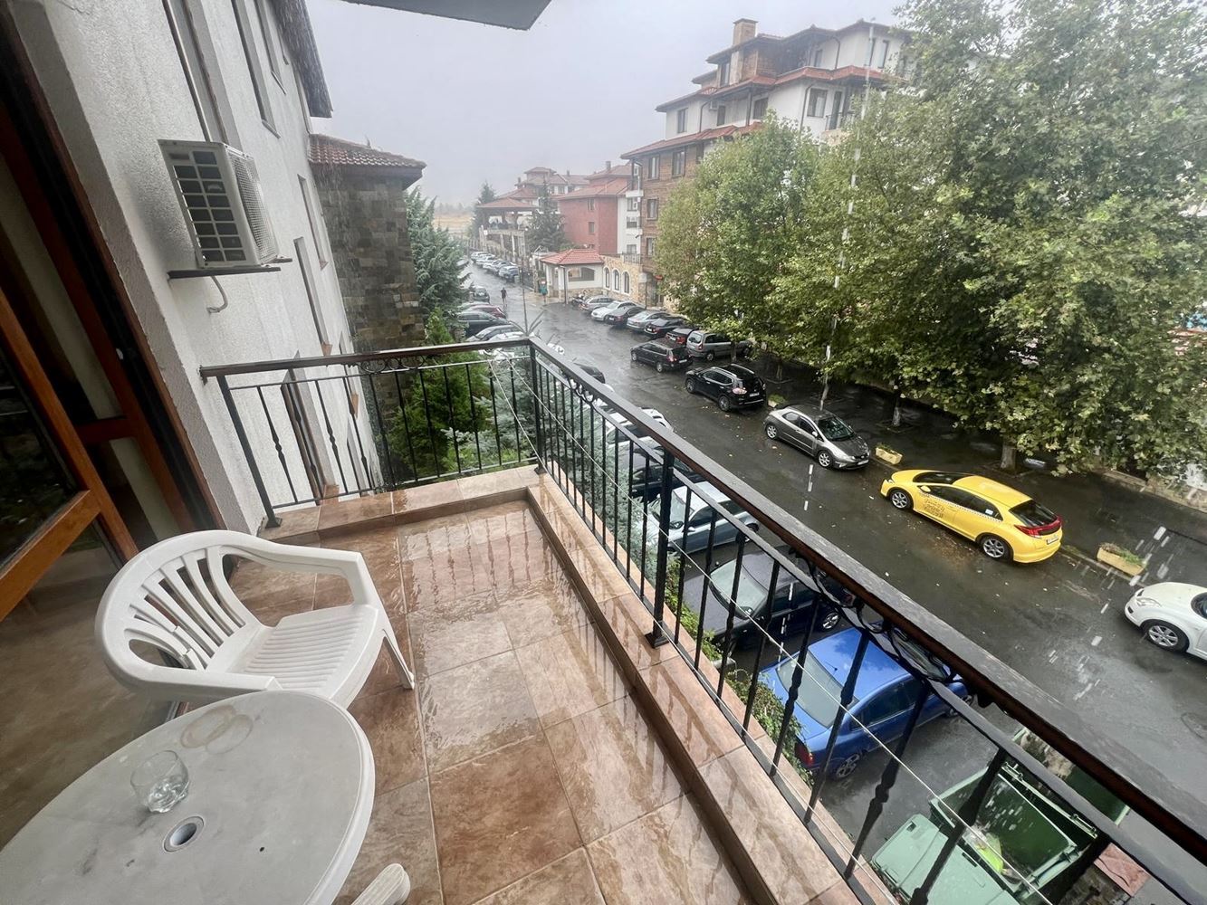 Prostorný třípokojový byt s výhledem na bazén v prestižním komplexu v Nesebaru