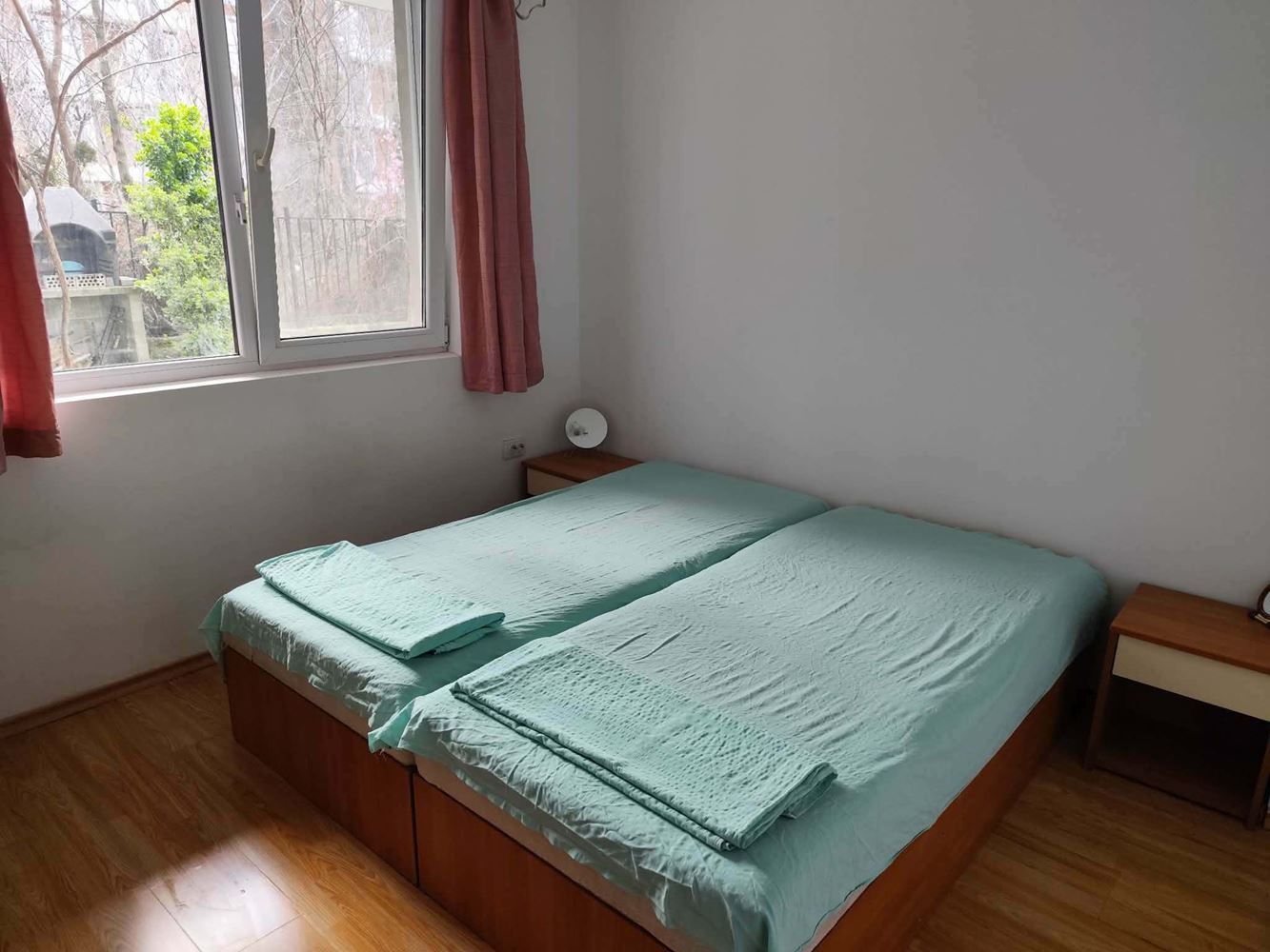 Zařízený dvoupokojový apartmán v centrální části Slunečného pobřeží – výborná lokalita a investiční potenciál