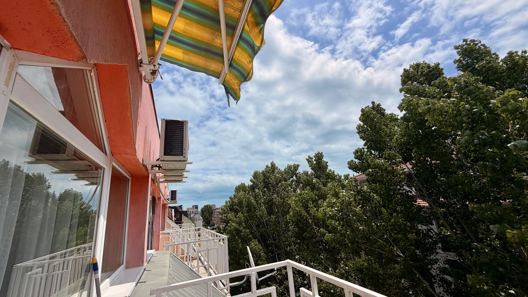 Apartmán s jednou ložnicí v Sunny Beach – klid, zeleň a komfort v srdci letoviska