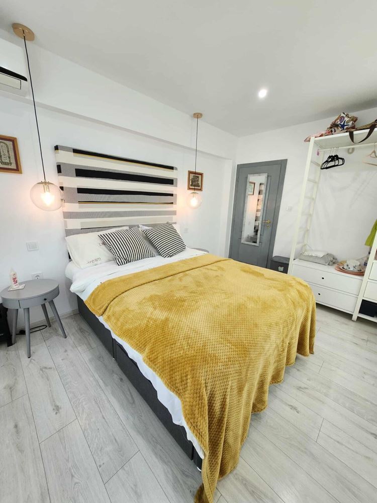 Apartmán se dvěma ložnicemi s výhledem na bazén ve Sveti Vlas – komfort, styl a skvělá lokalita
