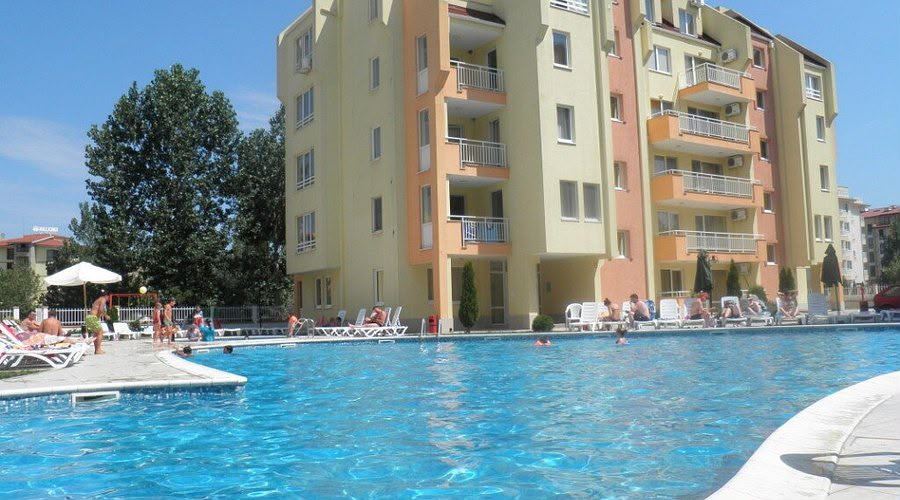 Plně zařízený dvoupokojový apartmán v Slunečním pobřeží s výbornou infrastrukturou a bezpečností
