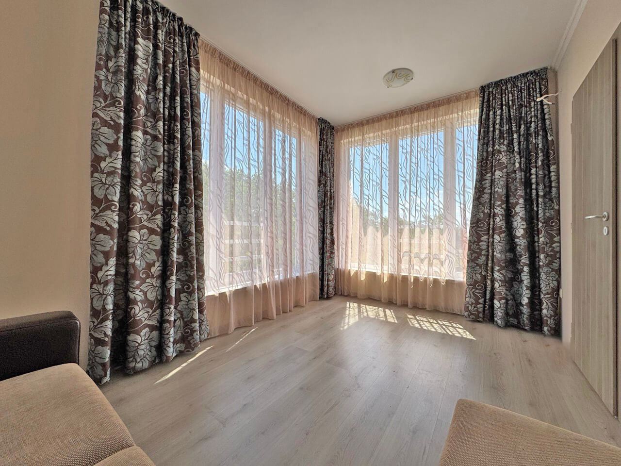 Apartmán se dvěma ložnicemi s výhledem na bazén v moderním komplexu na Slunečném pobřeží