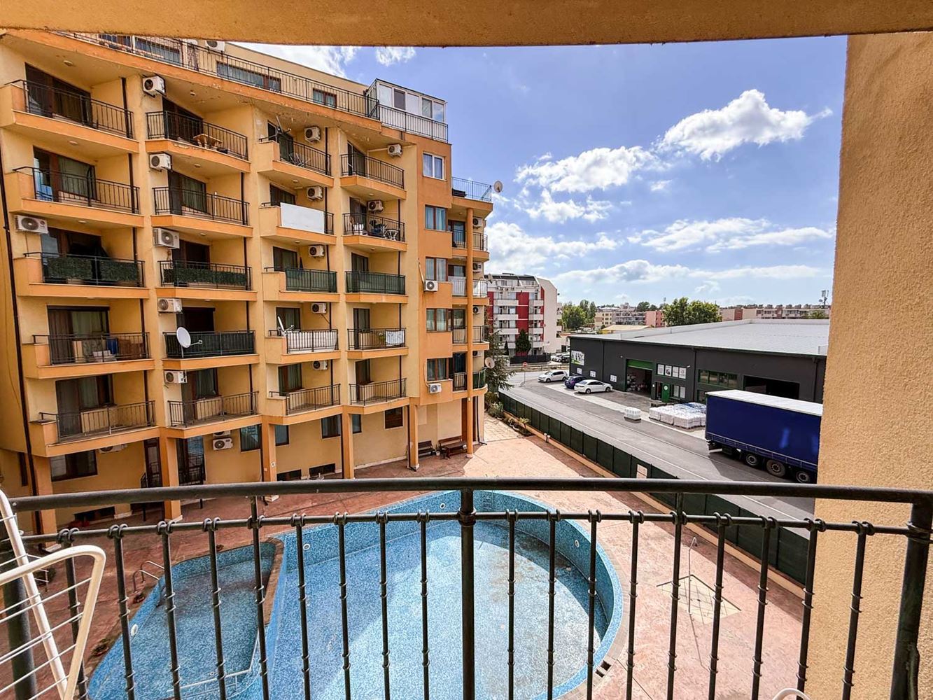 Sluneční pobřeží: útulný apartmán s jednou ložnicí s nízkým poplatkem za údržbu