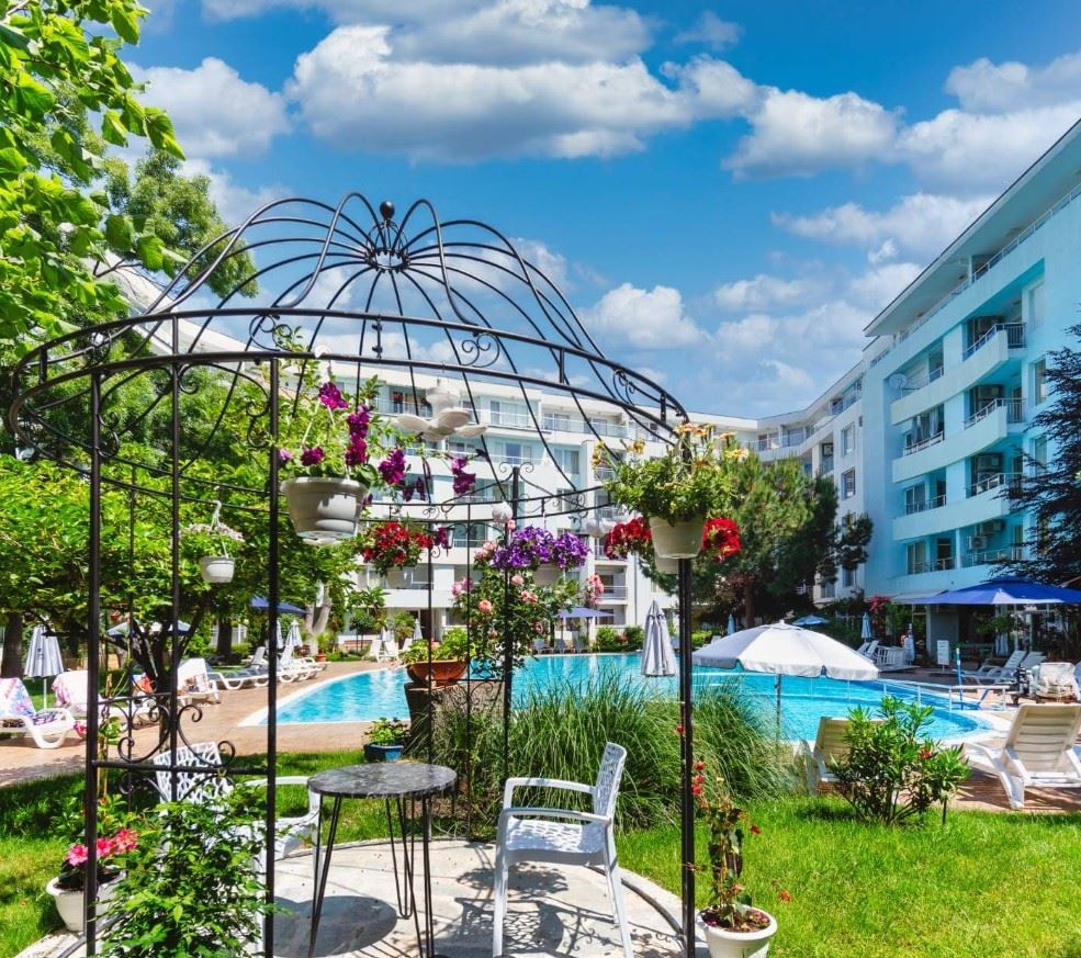 100 metrů od moře – útulný apartmán s jednou ložnicí a výhledem do klidné části komplexu