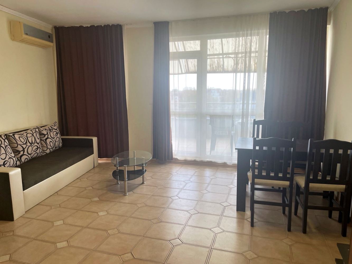 Prostorný apartmán s jednou ložnicí a výhledem na bazén ve Slunečném pobřeží
