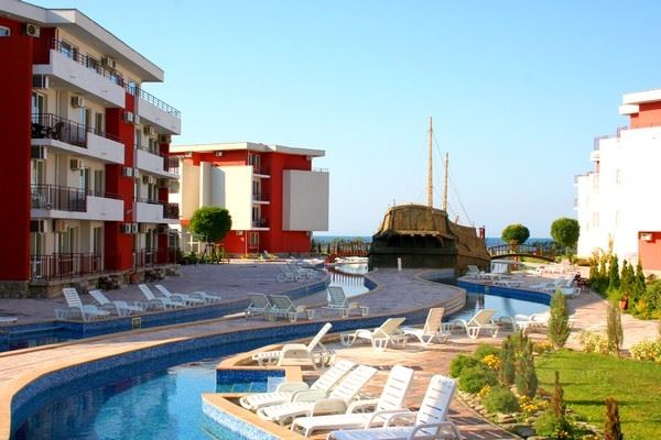 Apartmán v první linii u moře v Elenite – kompletní rekonstrukce, elektřina pro běžné bydlení a přímý přístup na pláž