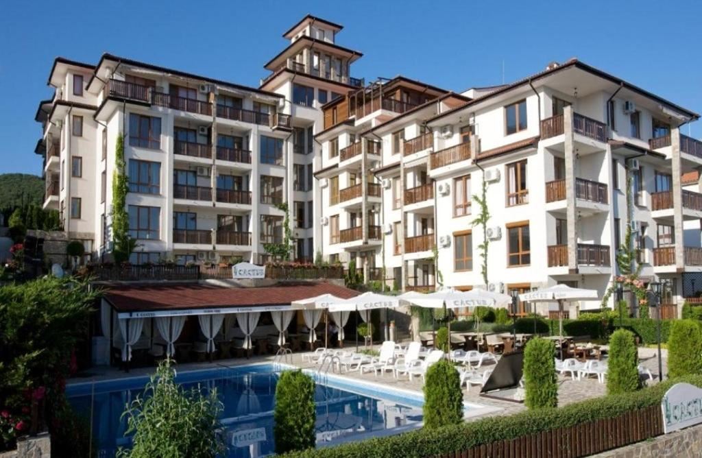 Luxusní apartmán v první linii u moře ve Sveti Vlas – dvě ložnice, výhled na moře a plná infrastruktura