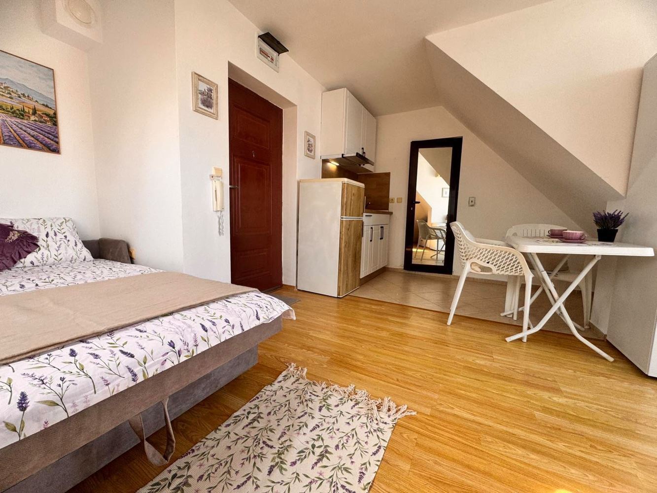 Stylové studio s panoramatickou terasou v Pomorie – nízký poplatek za údržbu, jižní orientace a vynikající lokalita blízko moře