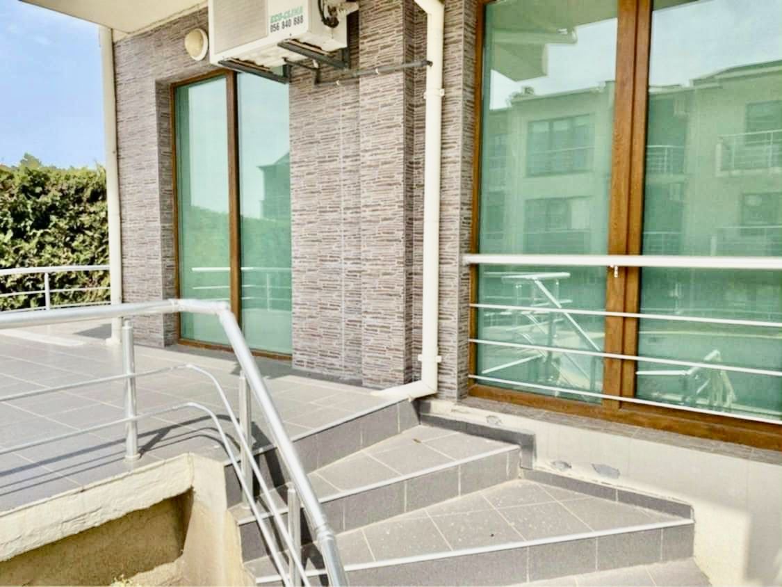 Apartmán se dvěma ložnicemi s výhledem na bazén ve Sveti Vlas – komfort, styl a skvělá lokalita