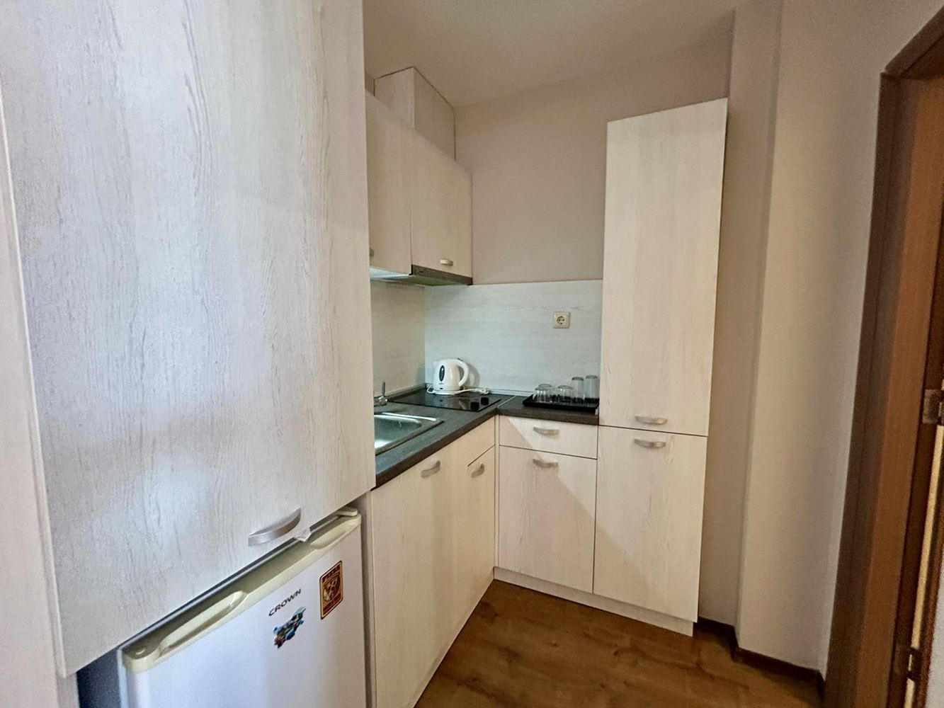 Světlé a útulné studio s výhledem na krásný vnitřní areál – komfort a klid v moderním komplexu