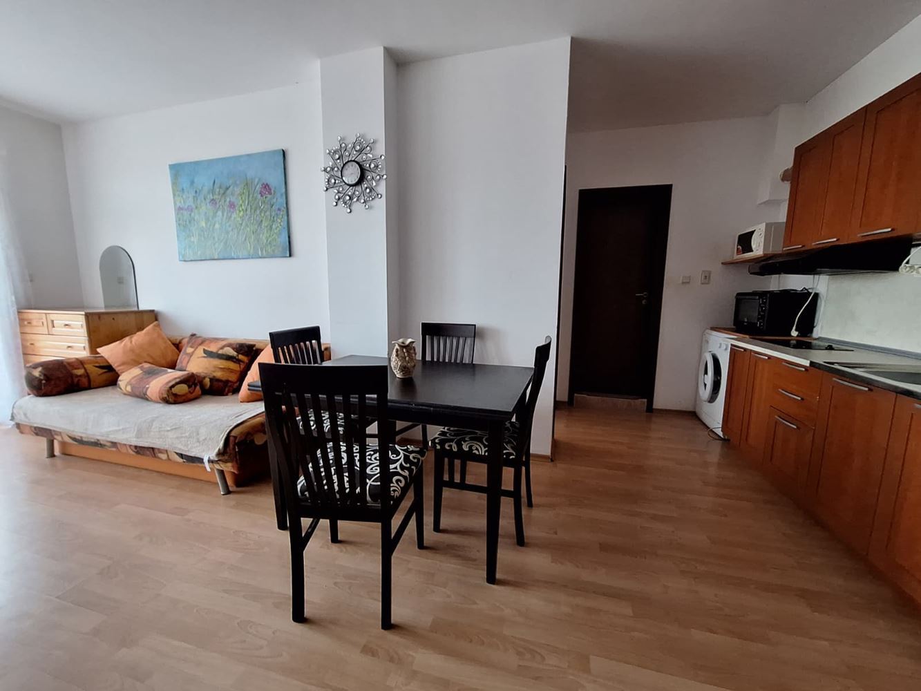 Prostorný byt s jednou ložnicí v luxusním komplexu s bazény a sportovními zařízeními