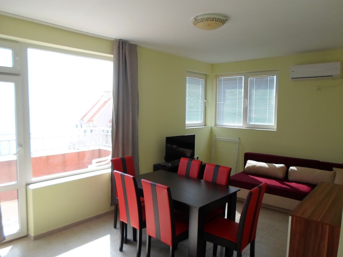 Prostorný apartmán se dvěma ložnicemi v Pomorie s panoramatickým výhledem na moře – ideální domov u pobřeží