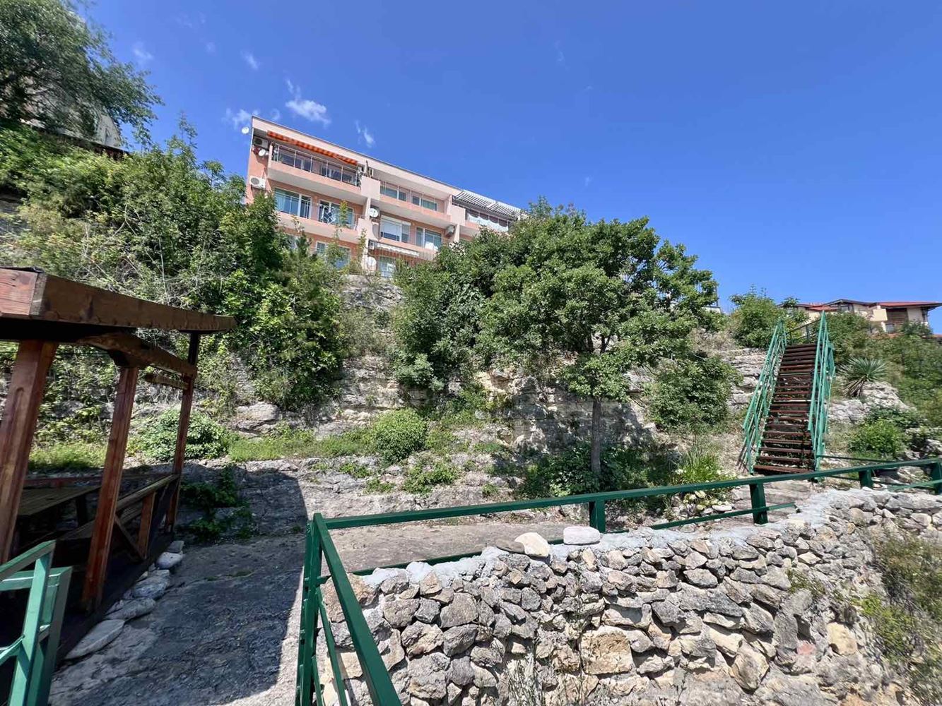 2pokojový apartmán s přímým výhledem na moře ve Svatém Vlasu – komfort, klid a resortový životní styl