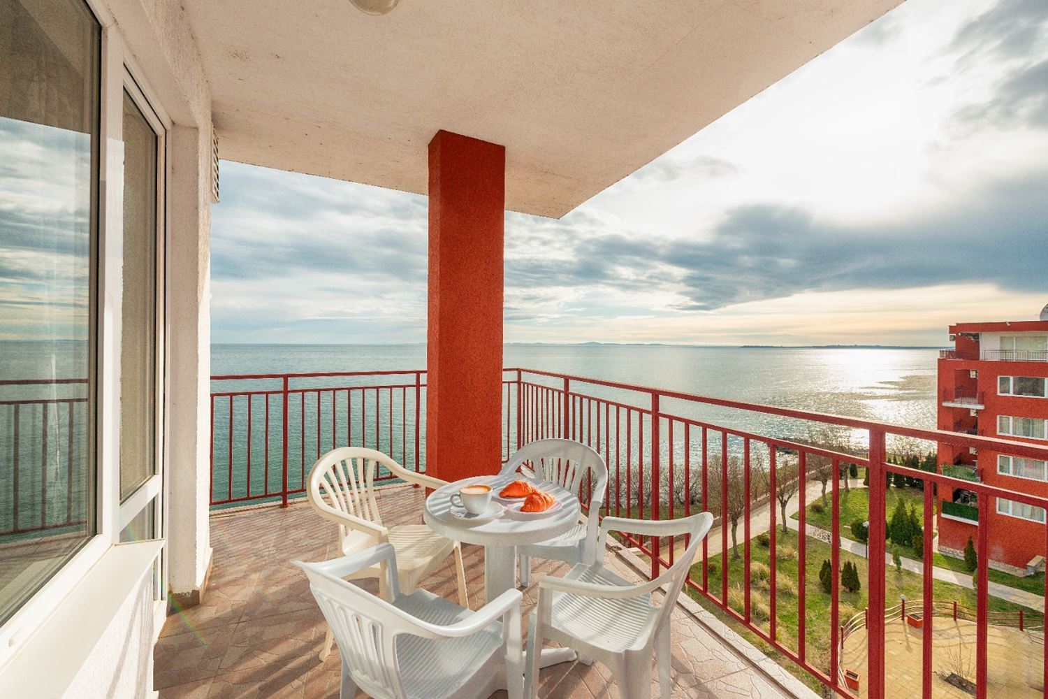 Stylový apartmán se dvěma ložnicemi v první linii s přímým výhledem na moře ve Sveti Vlas – prostor, luxus a plné vybavení