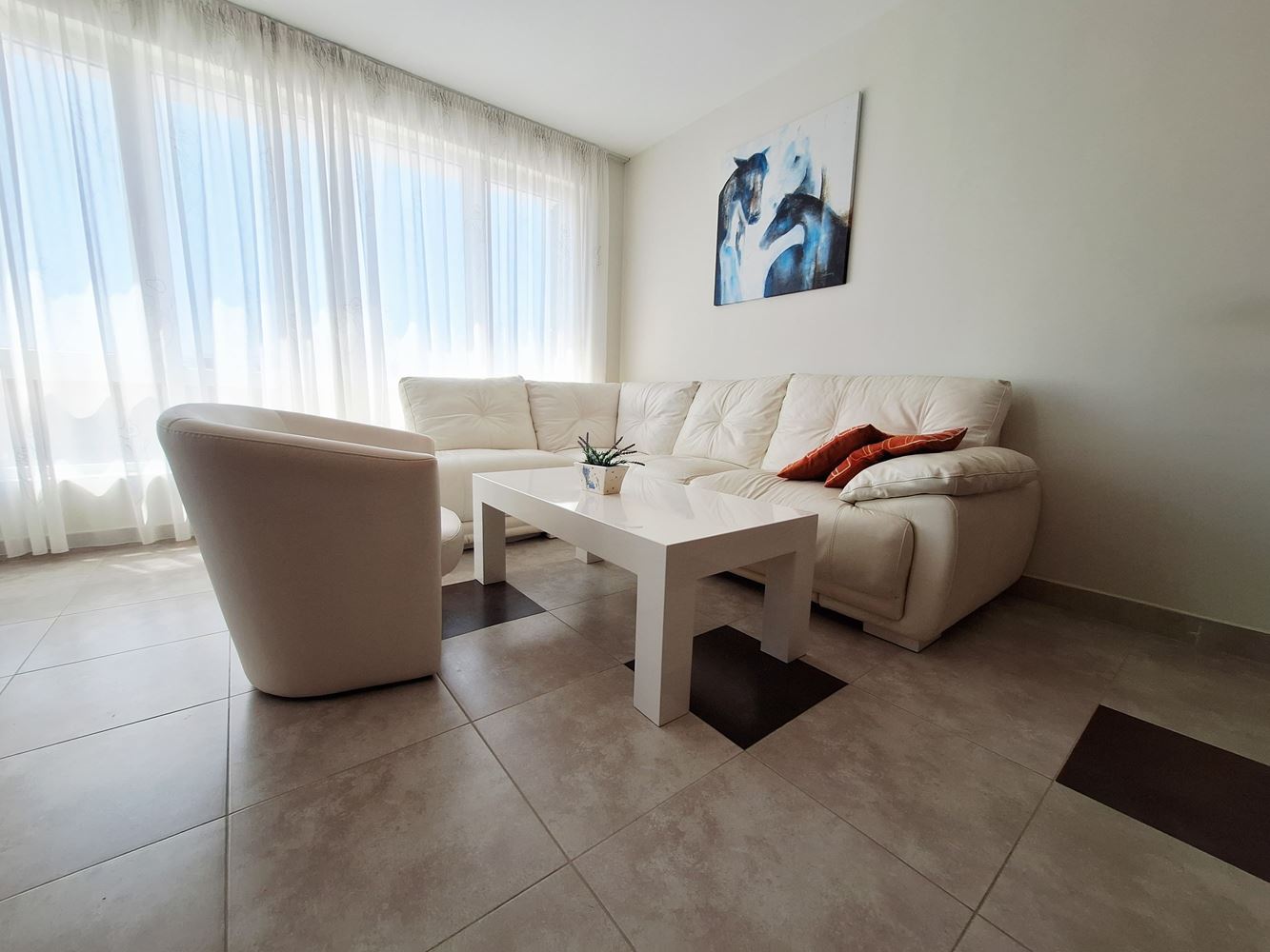 Prostorný apartmán se dvěma ložnicemi a parkovacím místem 200 metrů od moře ve Sveti Vlas