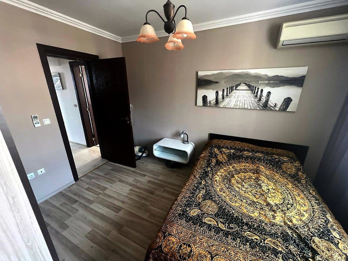 Prostorný čtyřpokojový apartmán s jedinečným panoramatickým výhledem na celý záliv ve Sveti Vlas
