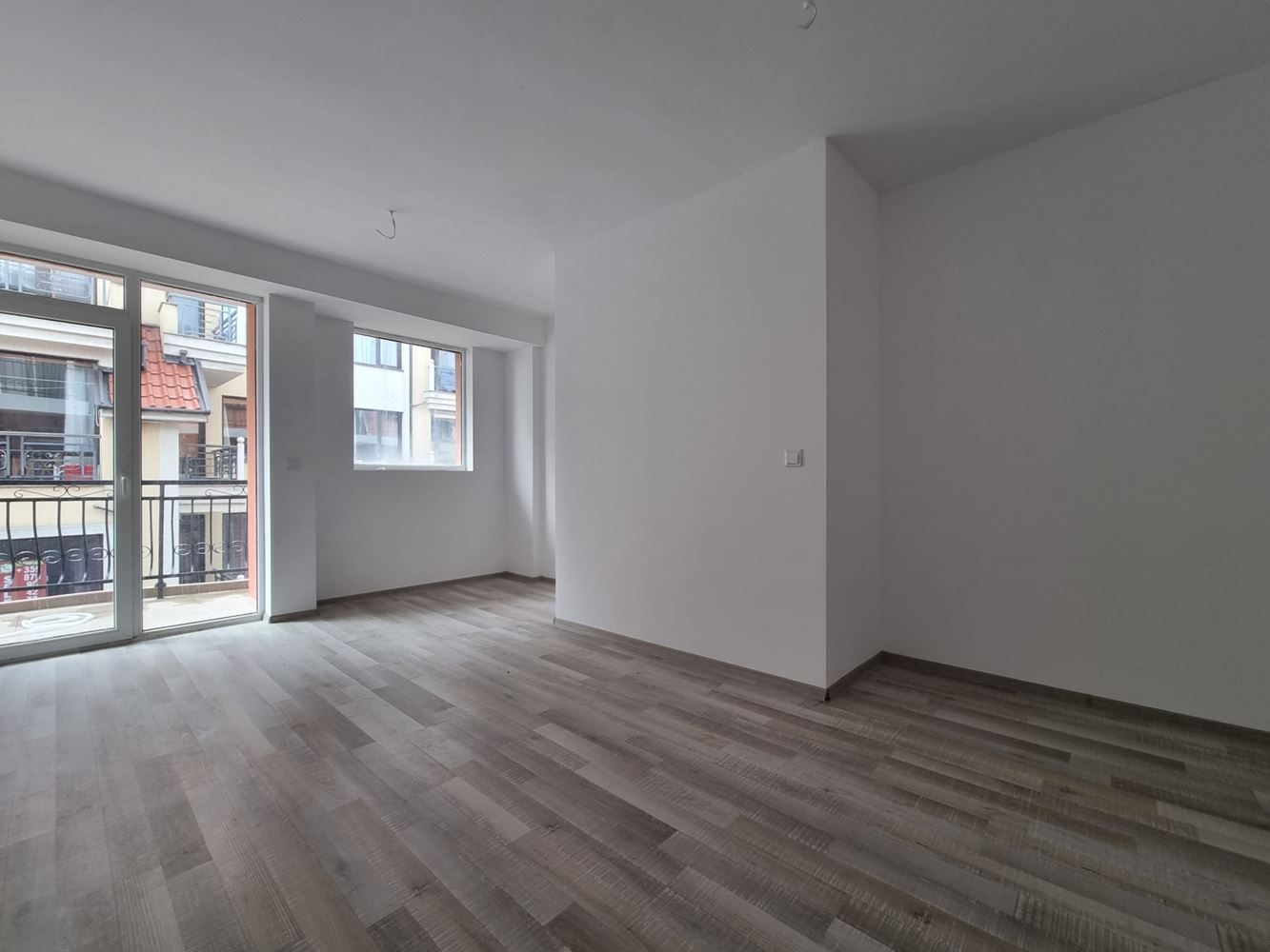 Byt s jednou ložnicí ve Sveti Vlas bez poplatku za údržbu – komfort a klid 400 m od moře