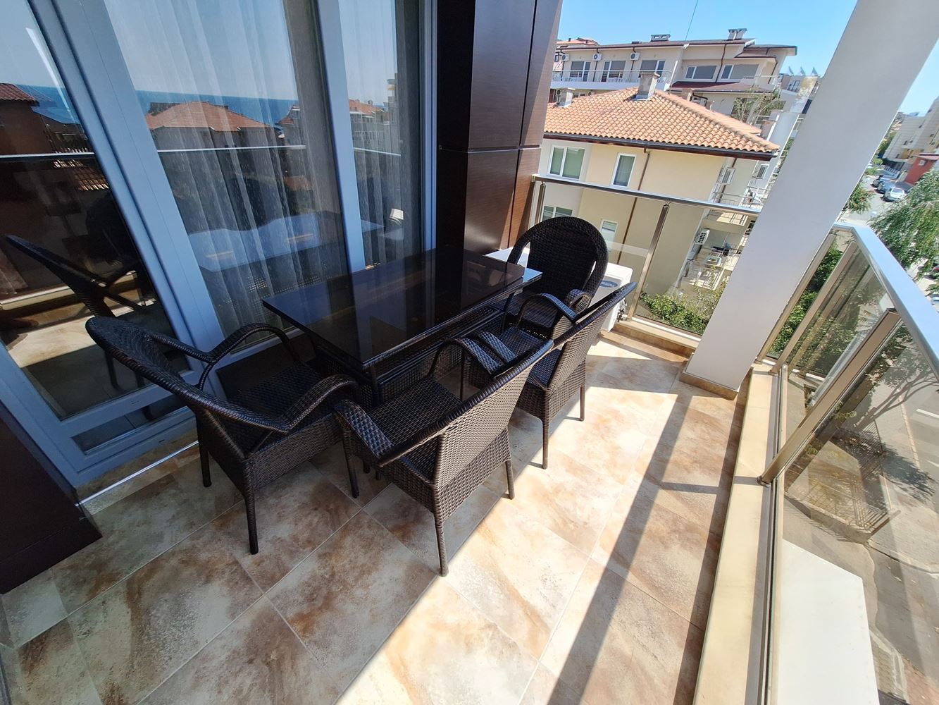 Prostorný apartmán se dvěma ložnicemi a parkovacím místem 200 metrů od moře ve Sveti Vlas