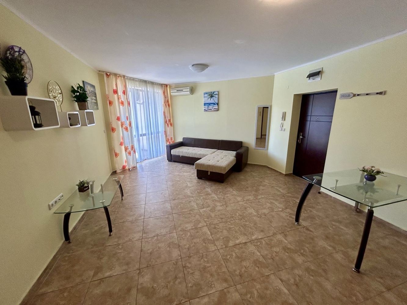 Prostorný apartmán se dvěma ložnicemi a výhledem na bazén v Nesebaru