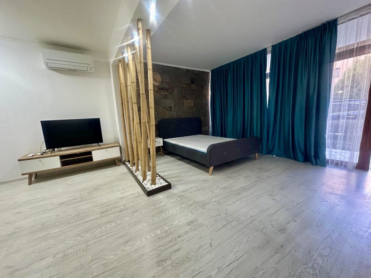 Prostorné studio v přízemí s terasou a možností přeměny na byt s jednou ložnicí – pouze 300 m od moře