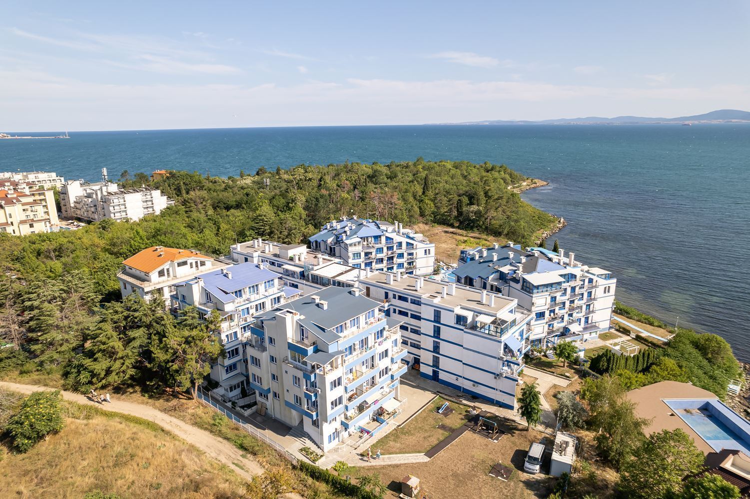 Apartmán s jednou ložnicí v první linii u moře v Pomorie – panoramatický výhled na moře a bazén
